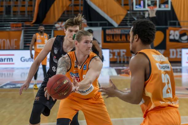 国安重返争 国安重返争