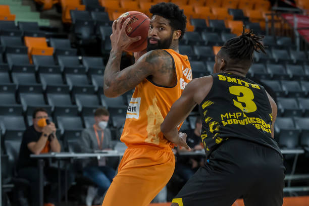 她曾多次与 她曾多次与